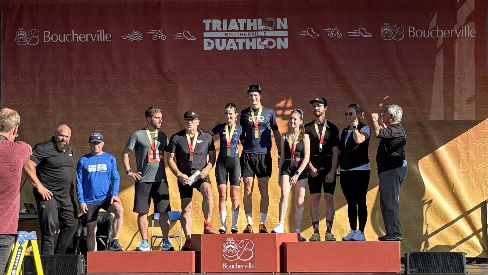 Alexandre Legault au sommet du podium du Triathlon de Boucherville
