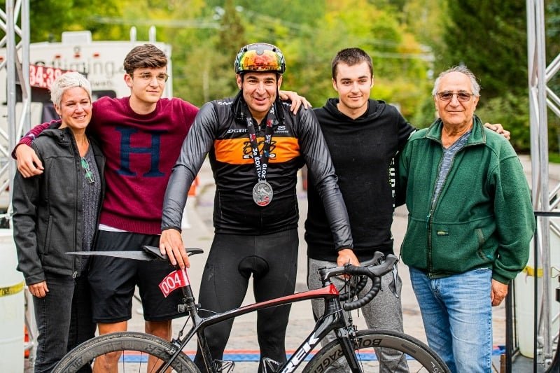 La famille Melfi célébrant la victoire de Patrick au 808 Bonneville